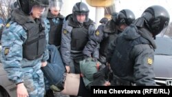 Поліція затримує активістів