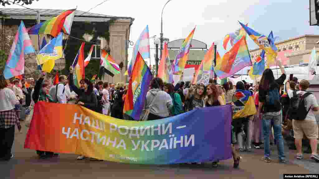 Під райдужними прапорами зібрались близько сотні людей.Цього року серед вимог учасників акції – визнання цивільного партнерства, покарання злочинів на ґрунті ненависті, відкликання нового цивільного кодексу та безпека і інклюзивність міського простору