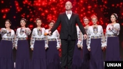 The song was performed by female members of the famed Hryhoriy Veryovka Folk Choir and comedian Yevhen Koshoviy (front) on the show Vechirniy Kvartal, or Evening Quarter, on channel 1+1 on October 20. 