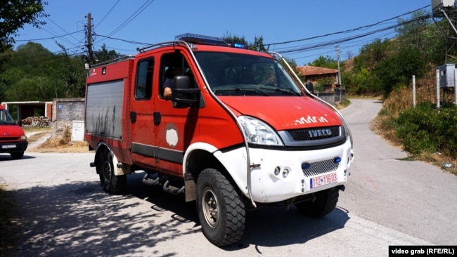 Një veturë e zjarrfikësve në fshatin Kçiq i Madh.