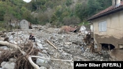 Mještanin sjedi kraj uništene kuće u selu Zlate kod Jablanice, 4. 10. 2024.