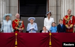 Regina Elisabeta a Marii Britanii, împreună cu membrii familiei regale, urmăresc trecerea specială a RAF (Royal Air Force) britanică de la balconul Palatului Buckingham, după parada Trooping the Color, ca parte a sărbătorilor jubileului de platină, la Londra, Marea Britanie, 2 iunie 2022.