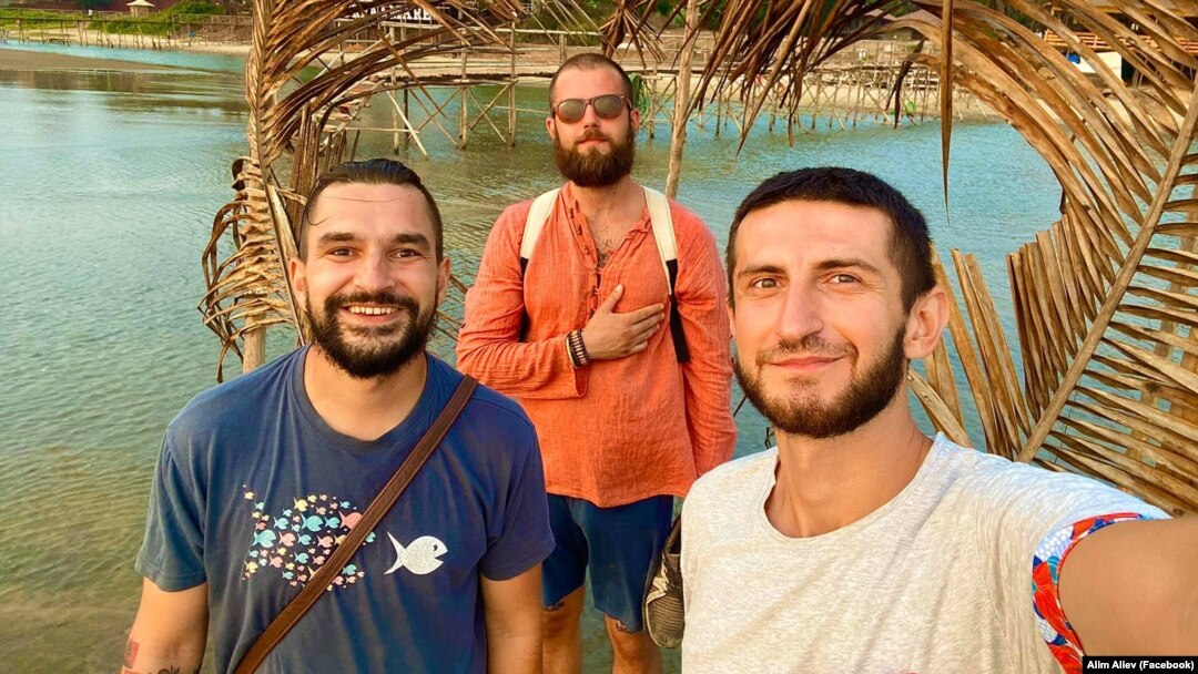 Крымчане Денис Мацола (л), Максим Осадчук и Алим Алиев (п) на Гоа