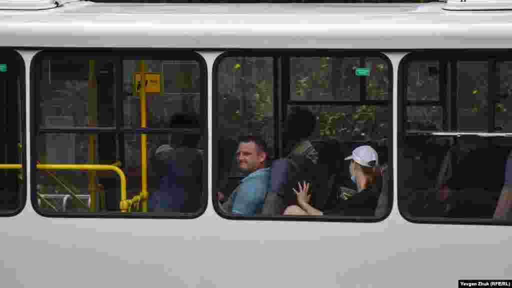 Общественный транспорт остается местом, где далеко не все пассажиры надевают маски