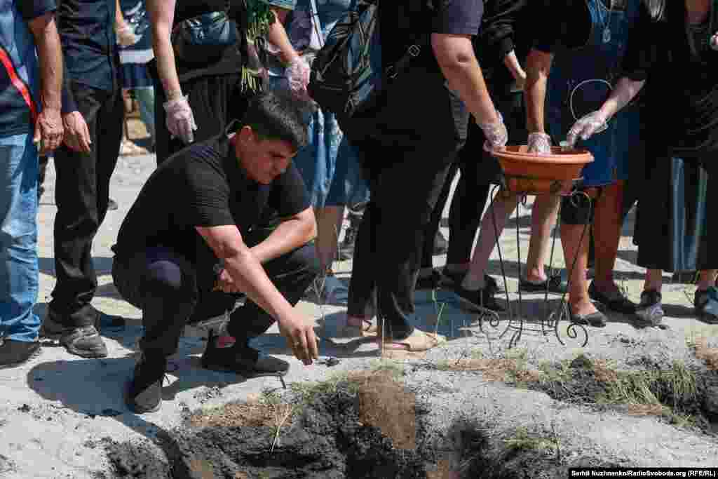 Доля ще чотирьох дітей, які перебували в будинку під час влучання ракети РФ, – Захарія, Домініки, Віоріки та Федеріки, а також півторарічного онука Артема – досі залишається невідомою. Тіла після влучання настільки понівечені, що встановити особи допоможе лише ДНК-експертиза, яка все ще триває.Керівництво Росії заперечує, що російська армія під час повномасштабної війни завдає цілеспрямованих ударів по цивільній інфраструктурі міст і сіл України