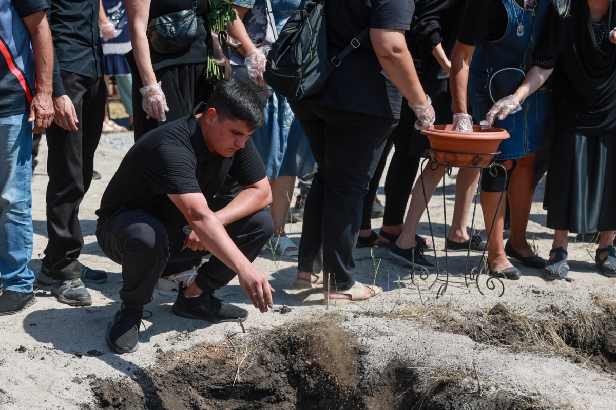 Доля ще чотирьох дітей, які перебували в будинку під час влучання ракети РФ, – Захарія, Домініки, Віоріки та Федеріки, а також півторарічного онука Артема – досі залишається невідомою. Тіла після влучання настільки понівечені, що встановити особи допоможе лише ДНК-експертиза, яка все ще триває.<br><br>Керівництво Росії заперечує, що російська армія під час повномасштабної війни завдає цілеспрямованих ударів по цивільній інфраструктурі міст і сіл України
