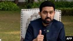 سهېل اپرېدی په اسلام اباد کې په خیبر پښتونخوا کور یا هاوس کې له اې اېف پي سره د خبرو پر مهال - انځور له ارشیفه. 