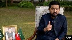 سهېل اپرېدی په اسلام اباد کې په خیبر پښتونخوا هاوس یا کور کې له خبريالانو سره خبرې کوي ـ انځور له ارشيفه