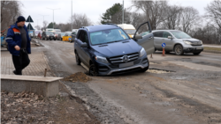 Slalom printre gropi, pe străzile din Chișinău