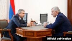 Armenia - Acting Prime Minister Karen Karapetian (L) meets with businessman Samvel Karapetian in Yerevan, 24 April 2018.