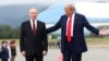 Trump l-a întâmpinat personal pe Putin la sosire, pentru care a fost întins covorul roșu. 