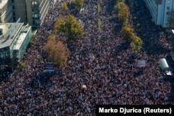 Mijëra njerëz u mblodhën të shtunën në qytetin e dytë më të madh të Serbisë, Novi Sad, për t’i përkujtuar viktimat e shembjes fatale të çatisë së stacionit hekurudhor.