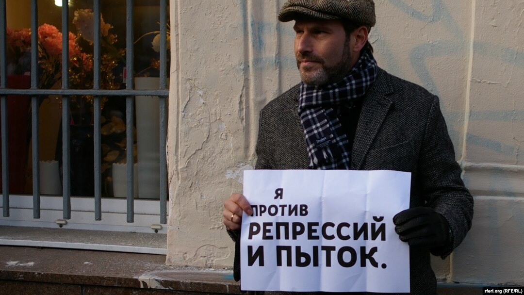 Телеведущий Михаил Шац на акции против пыток и политических репрессий 27 октября 2013 г.