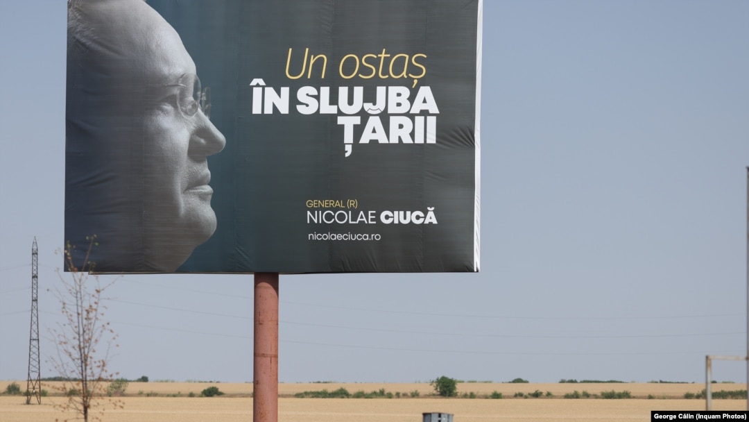 Panou de promovare a cărții fostului președinte PNL, Nicolae Ciucă.