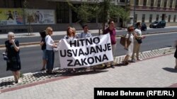 Protesti su održani ispred sjedišta Vlade FBiH u Mostaru, u kojem se očekivala sjednica Vlade, koja je, međutim, održana u Sarajevu.
Mostar 1 jula 2021.