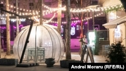 O cafenea din Parcul Catedralei, din Chișinău, în seara de 26 martie 2026 