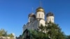 Храм с поврежденными куполами в Никольском