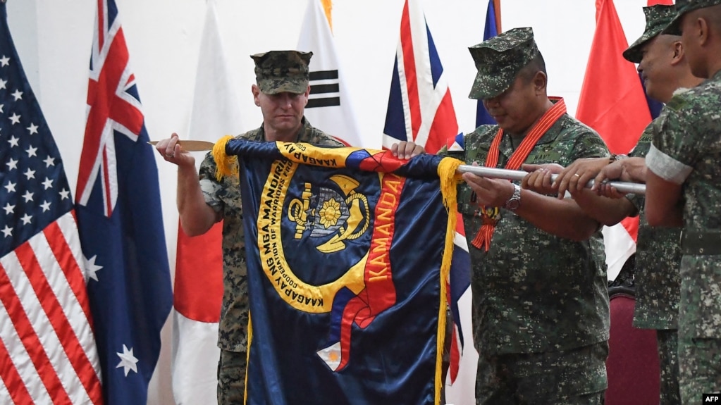 Komandanti i marinës filipineze, Arturo Rojas, dhe përfaqësuesi i marinës amerikane, Stuart Gleen, gjatë ceremonisë hapëse të stërvitjeve të përbashkëta uhstarake. 