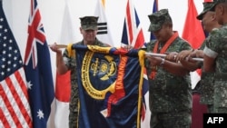 Komandanti i marinës filipineze, Arturo Rojas, dhe përfaqësuesi i marinës amerikane, Stuart Gleen, gjatë ceremonisë hapëse të stërvitjeve të përbashkëta uhstarake. 