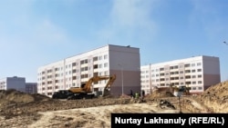 Строящиеся на окраине Алматы жилые дома