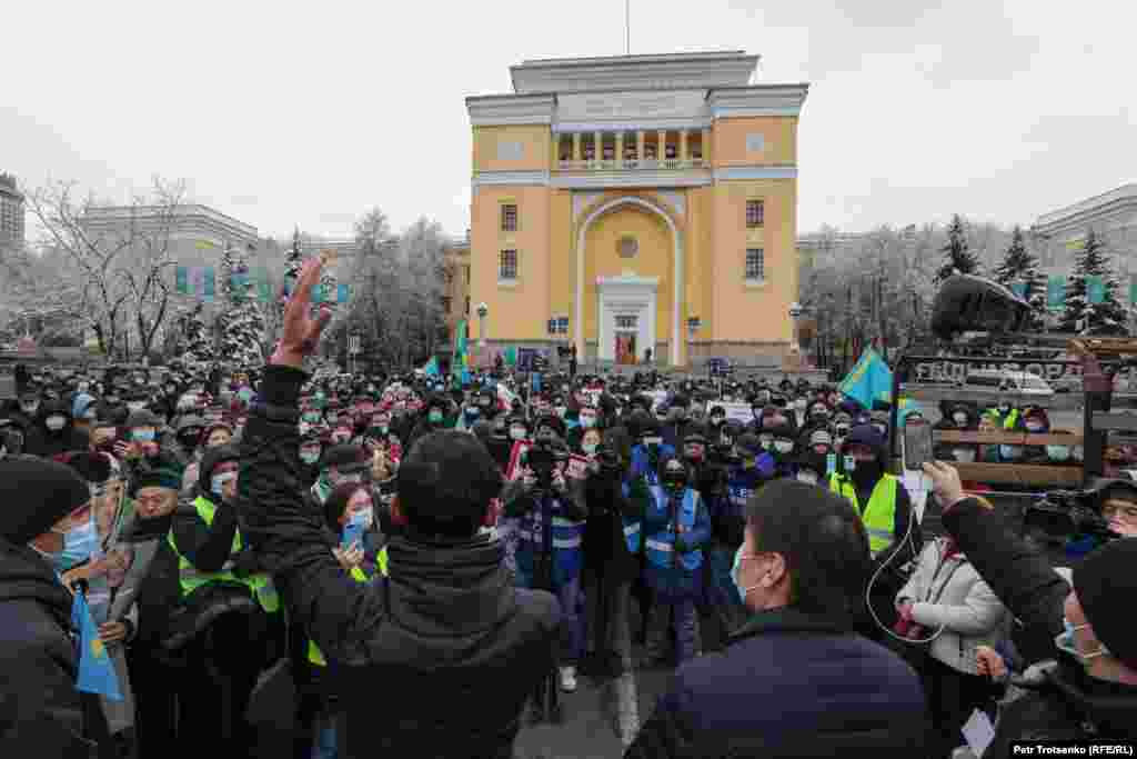 Митинг собрал около двух сотен людей. Несколько часов они скандировали лозунги, требуя политических перемен, и слушали выступающих.