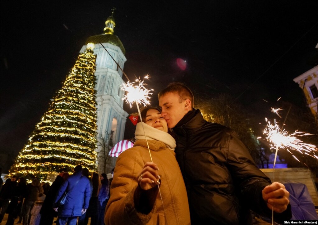 Një çift duke festuar për Vitin e Ri, para orës policore për shkak të sulmeve të Rusisë ndaj Ukrainës. Kiev, 31 dhjetor 2025.