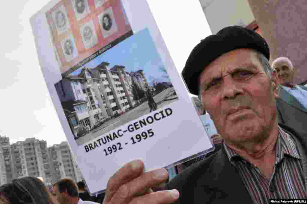 Mirni protesti ispred zgrade UN zbog najavljenog skraćivanja optužnice bivšem lideru bosanskih Srba Radovanu Karadžiću, 16. septemar 2009. Foto: Midhat Poturović