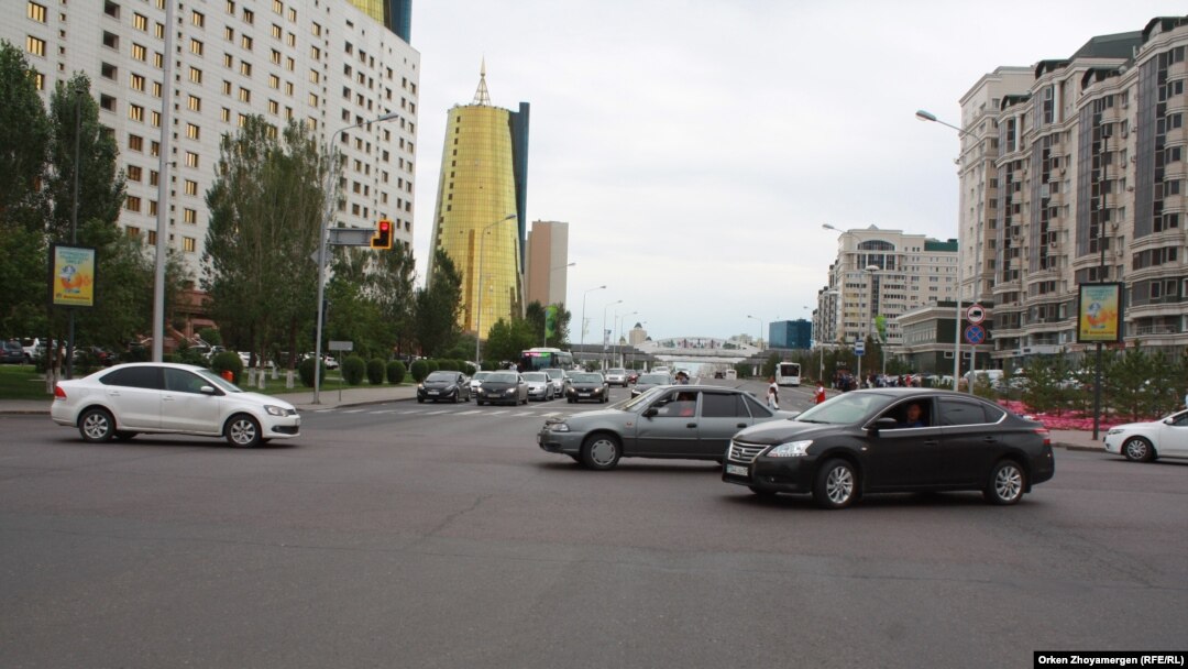 Үлкен сиськи бар қисық әйелдер Үнді жалаңаш жұлдыздары