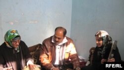 دختران وزنان که درمرکز آموزش موسیقی تابش در شهرهرات، موسیقی می آموزند