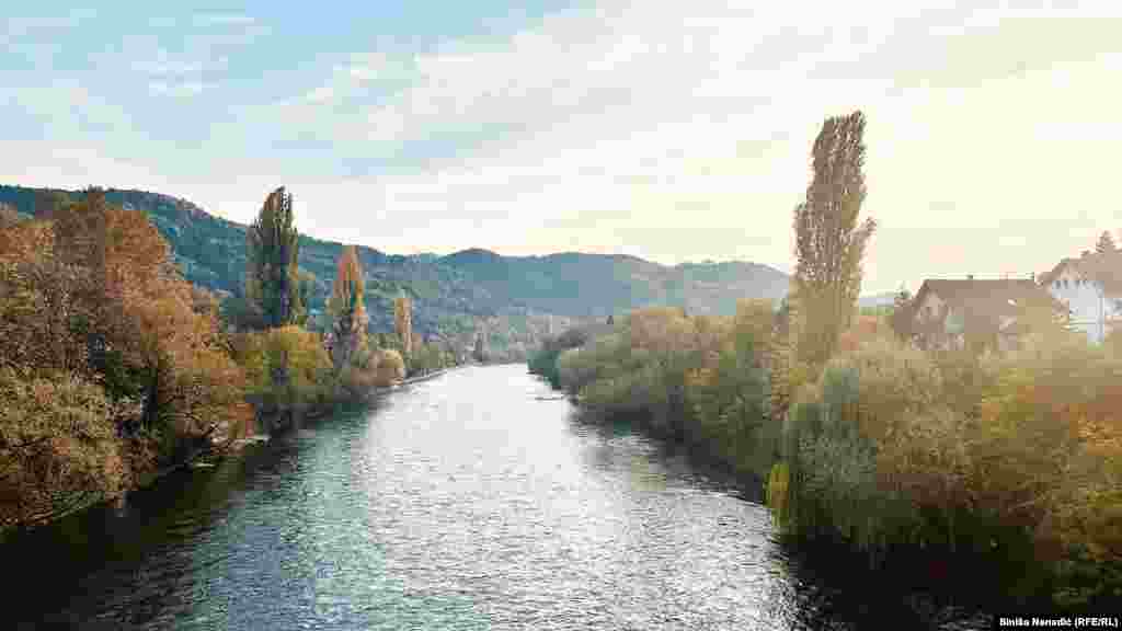 Pored rijeke Vrbas u Banjaluci pojedino drveće tek poprima jesenju boju.&nbsp;