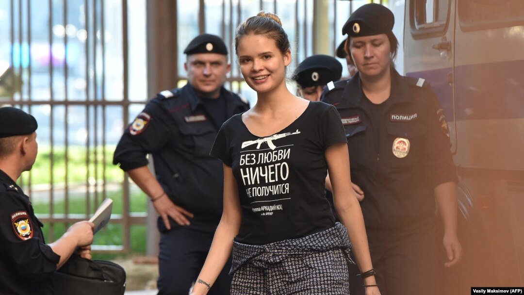 Veronika Nikulshina este condusă de poliție la o audiere din 2018. 