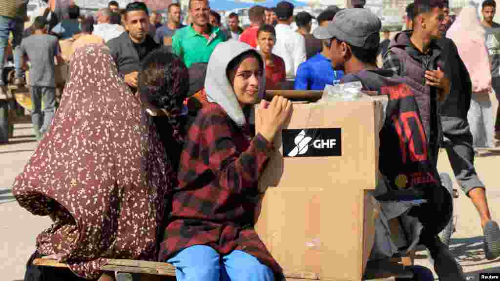 A déli Rafah városában, amely izraeli ellenőrzés alatt áll, több ezer ember, köztük nők és gyerekek, özönlöttek az alapítvány elosztóhelyéhez, hogy átvegyék a csomagokat