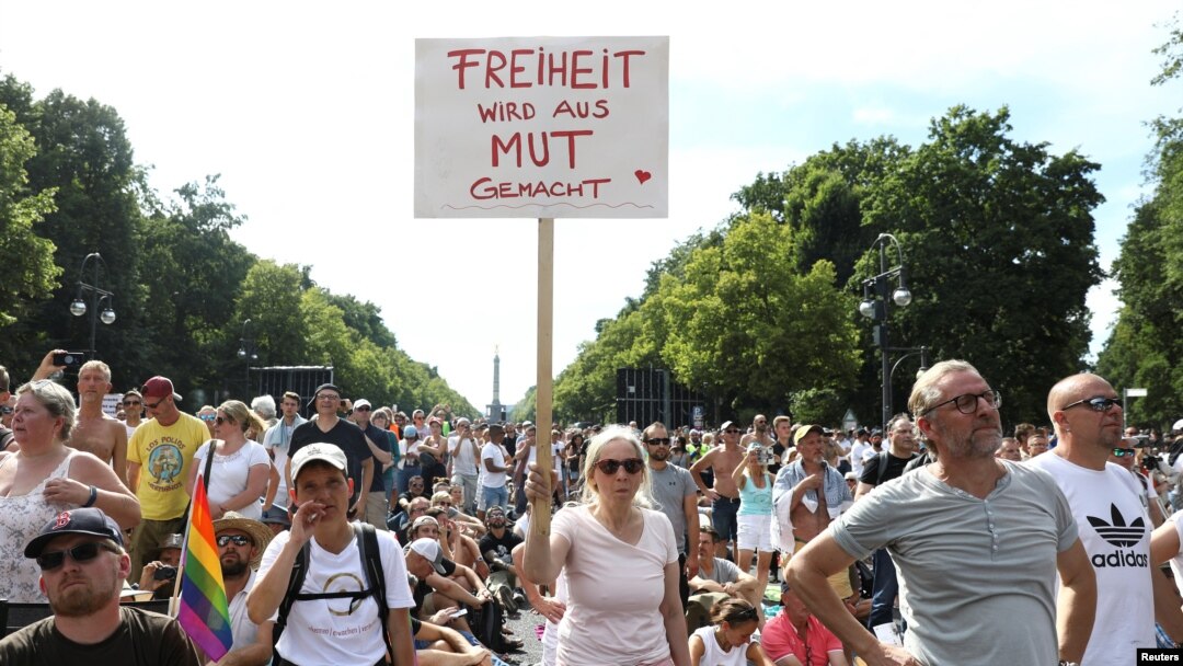 Aproximativ 20.000 de oameni au protestat la Berlin față de restricțiile impuse de autorități pentru a împiedica răspândirea pandemiei de coronavirus. Protestele au avut loc în ziua în care Germania a înregistrat 955 de noi cazuri de Covid 19.