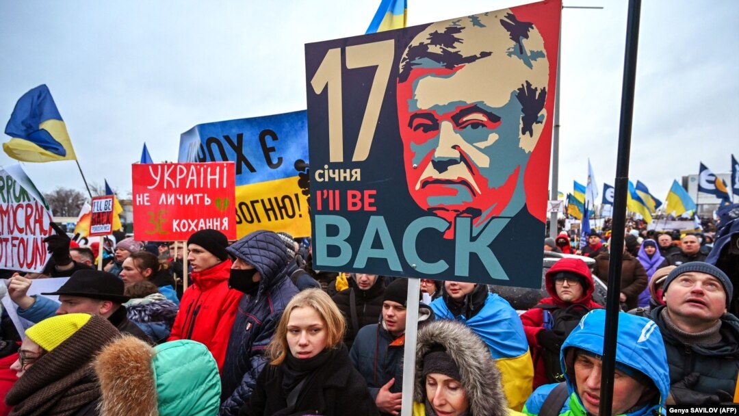 Simpatizanți ai fostului președinte ucrainean, Petro Poroșenko, așteptându-l la aeroport, luni, 17 ianuarie 2022. El spune că s-a întors la Kiev ca să ajute Ucraina într-un moment greu, dar are de înfruntat grave acuzații de trădare în favoarea Rusiei și corupție. 