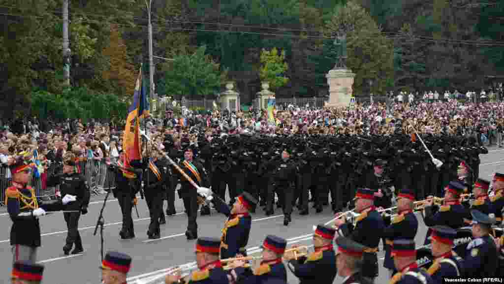 O formațiune a structurilor de forță defilează pe bulevardul Ștefan cel Mare.