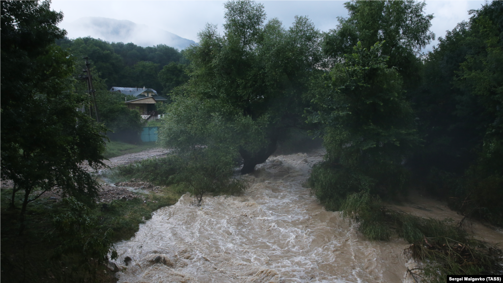 У селі Соколине сильні потоки води повністю розмили вулиці