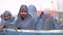 Світ у відео: чоловіки Афганістану вдягнули паранджу