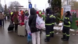 Ռումինիայի հրշեջները Կանանց միջազգային օրվա առիթով ծաղիկներ են նվիրում կին փախստականներին