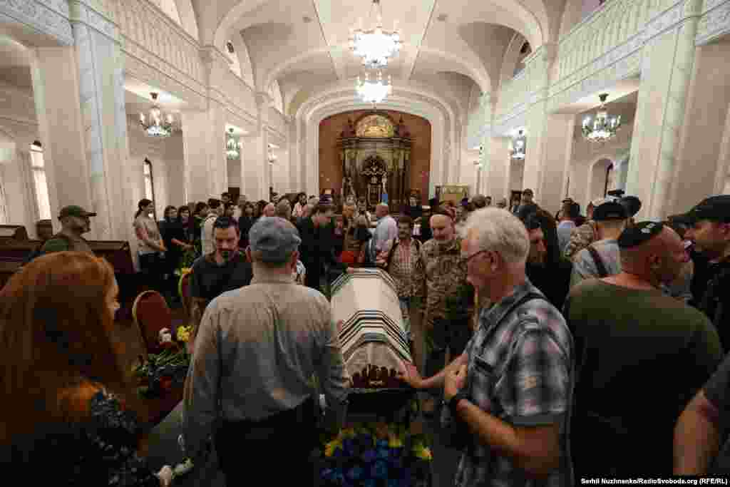 Попрощатися з загиблим воїном прийшли&nbsp;головний рабин України Моше Асман, мати Хана Асман, посол Ізраїлю в Україні Михайло Бродський, інші родичі та побратими