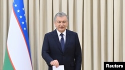 Президент Узбекистана Шавкат Мирзияев голосует на президентских выборах, Ташкент, 24 октября 2021 года