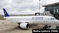 Air Astana әуекомпаниясының ұшағы. 