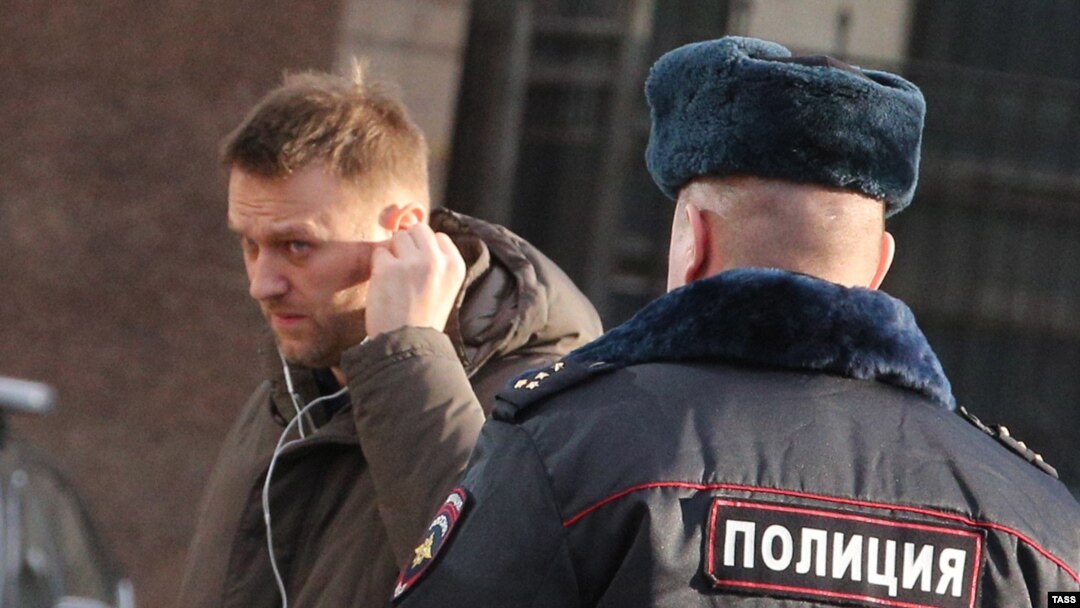 Алексей Навальный у здания главного управления Следственного комитета РФ, куда он был вызван для дачи объяснений в рамках проверки Фонда борьбы с коррупцией