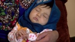 Nëna afgane bëhet studente para syrit të botës