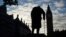 Statuia lui Winston Churchill în fața clădirii Parlamentului de la Londra, cu turnul Big Ben,