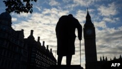 Statuia lui Winston Churchill în fața Parlamentului de la Londra.