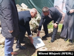 Kamen temeljac za obnovu Sahat-kule položili su Ćamil Duraković, potpredsjednik bh. entiteta Republika Srska (desno) i predstavnik Generalne direkcije vakufa Republike Turske Suat Giray, koja finansira.