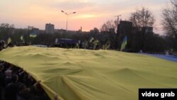 Прапор на мітингу за єдність України у Донецьку, квітень 2014 року