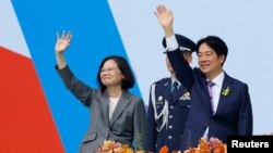 Bivša predsjednica Tajvana Tsai Ing-wen i novi predsjednik Lai Ching-te mašu ljudima tokom ceremonije inauguracije ispred zgrade Predsjedničke kancelarije u Tajpeju, Tajvan, 20. maja 2024. 