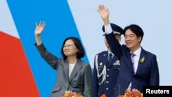 Экс-президент Тайваня Цай Инвэнь (слева) и новый президент Лай Циндэ.