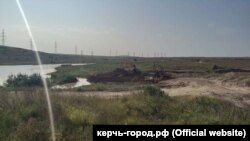 Строительство дамбы на реке Булганак в селе Бондаренково Ленинского района, август 2021 года